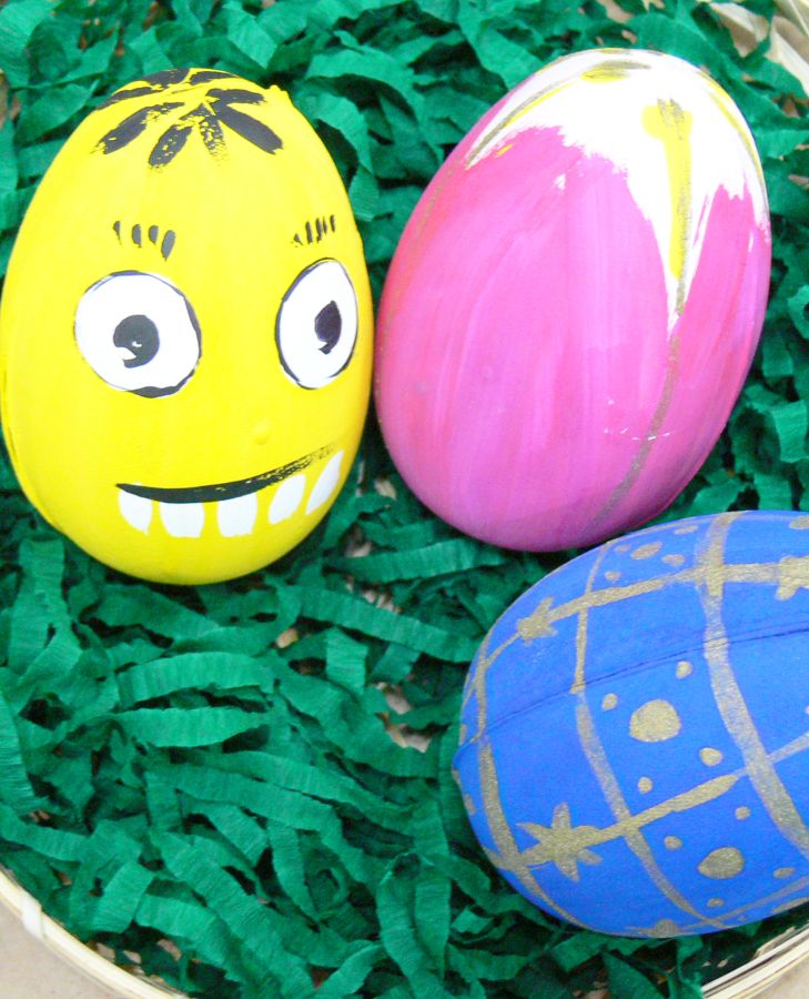 Роспись пасхального яйца для детей. Роспись пасхальных яиц. Яйца на Пасху детские. Разрисовать пасхальное яйцо.