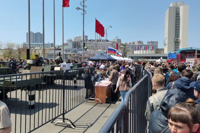Очередь километровая: что происходит на площади Владивостока в эти минуты