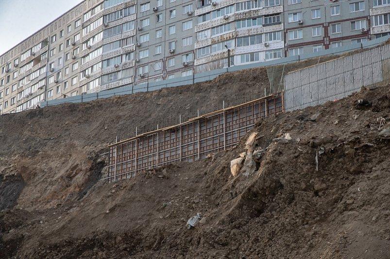 Во Владивостоке рухнувшую подпорную стену восстановят под контролем мэра