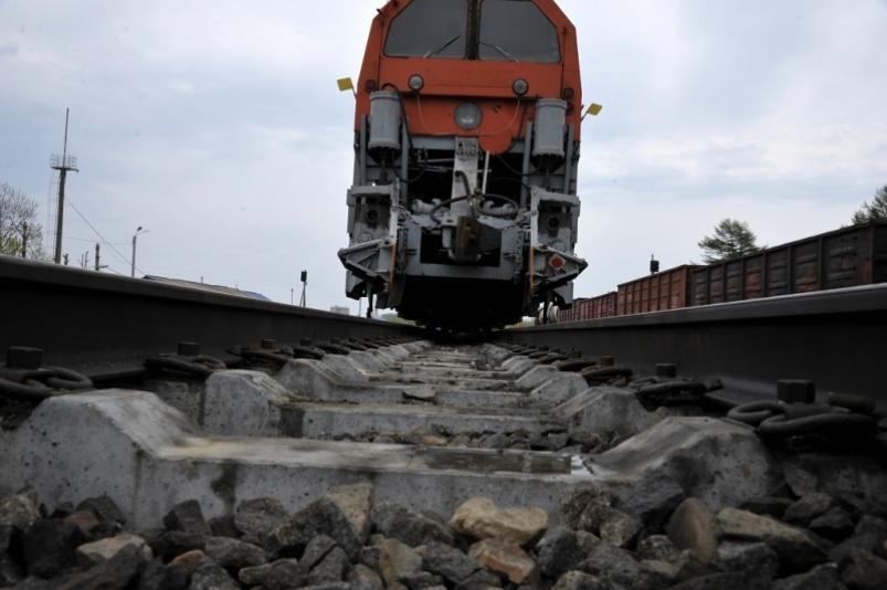 Грузовой поезд столкнулся с выехавшим на пути грузовиком на переезде в Приморье