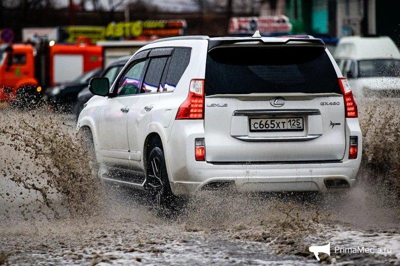Все тонет, брызги повсюду: эксклюзивные фото с подтопленных дорог Владивостока