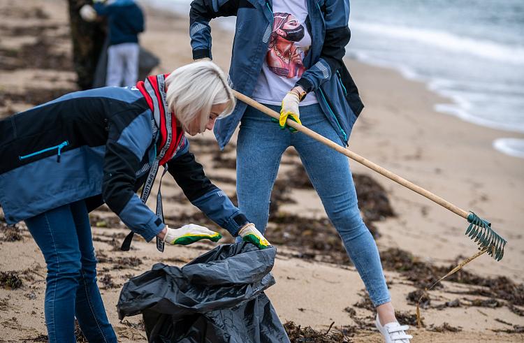 Пляж в приморском Врангеле очистили от мусора