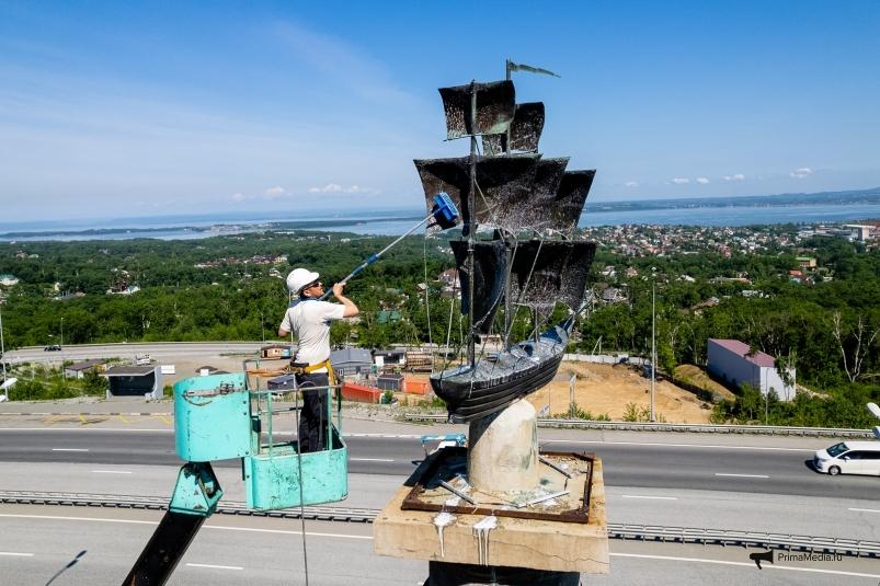 Ростральную колонну на въезде во Владивосток в буквальном смысле помыли с шампунем
