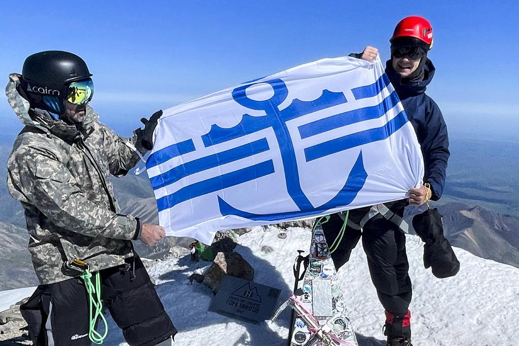 Находкинские альпинисты покорили Эльбрус и подняли флаг родного города