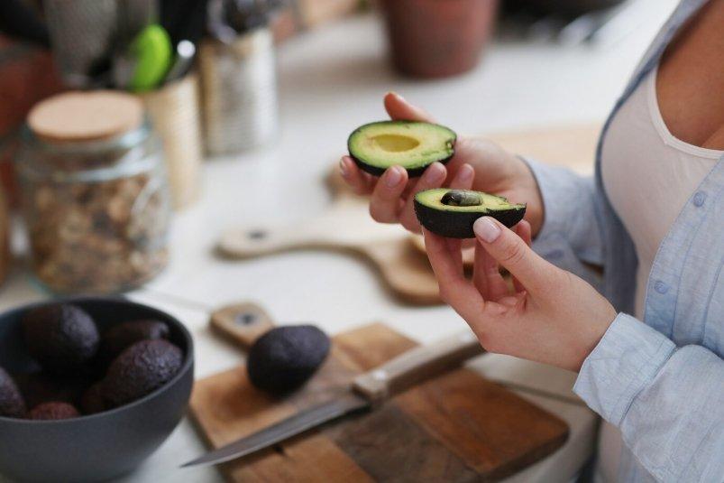 Каменное авокадо дозреет на глазах: положите его в 1 место - быстро станет мягким