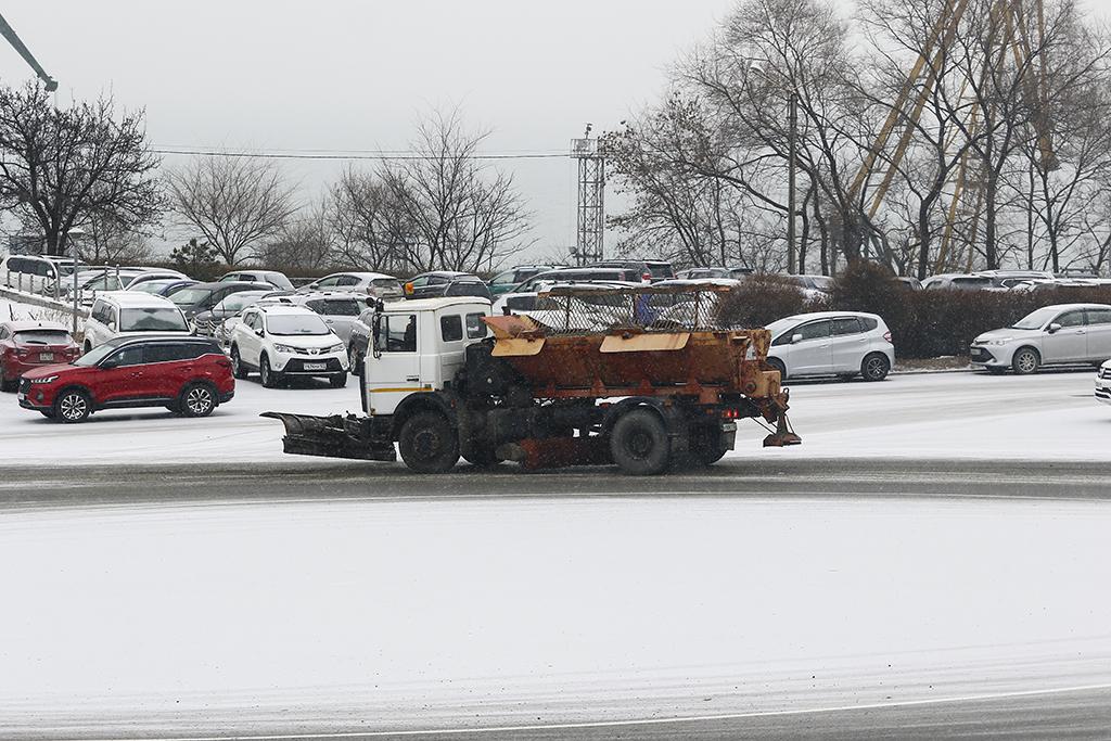 К уборке снега в Находке приступила дорожная техника и бригады рабочих