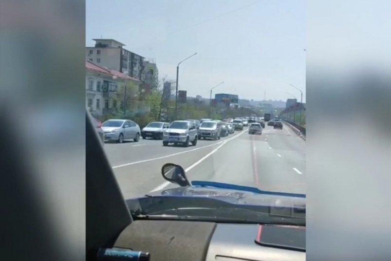 Стоят намертво: километровая пробка блокирует выезд из Владивостока - видео