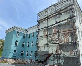 В Южно-Морском приступили к ремонту фасада школы.