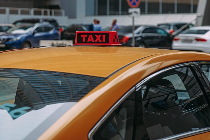 В России вводят фиксированные тарифы на такси – как изменятся цены