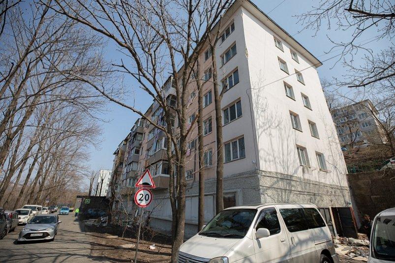 Прокуратура проверяет законность перепланировки под магазин в жилом доме во Владивостоке