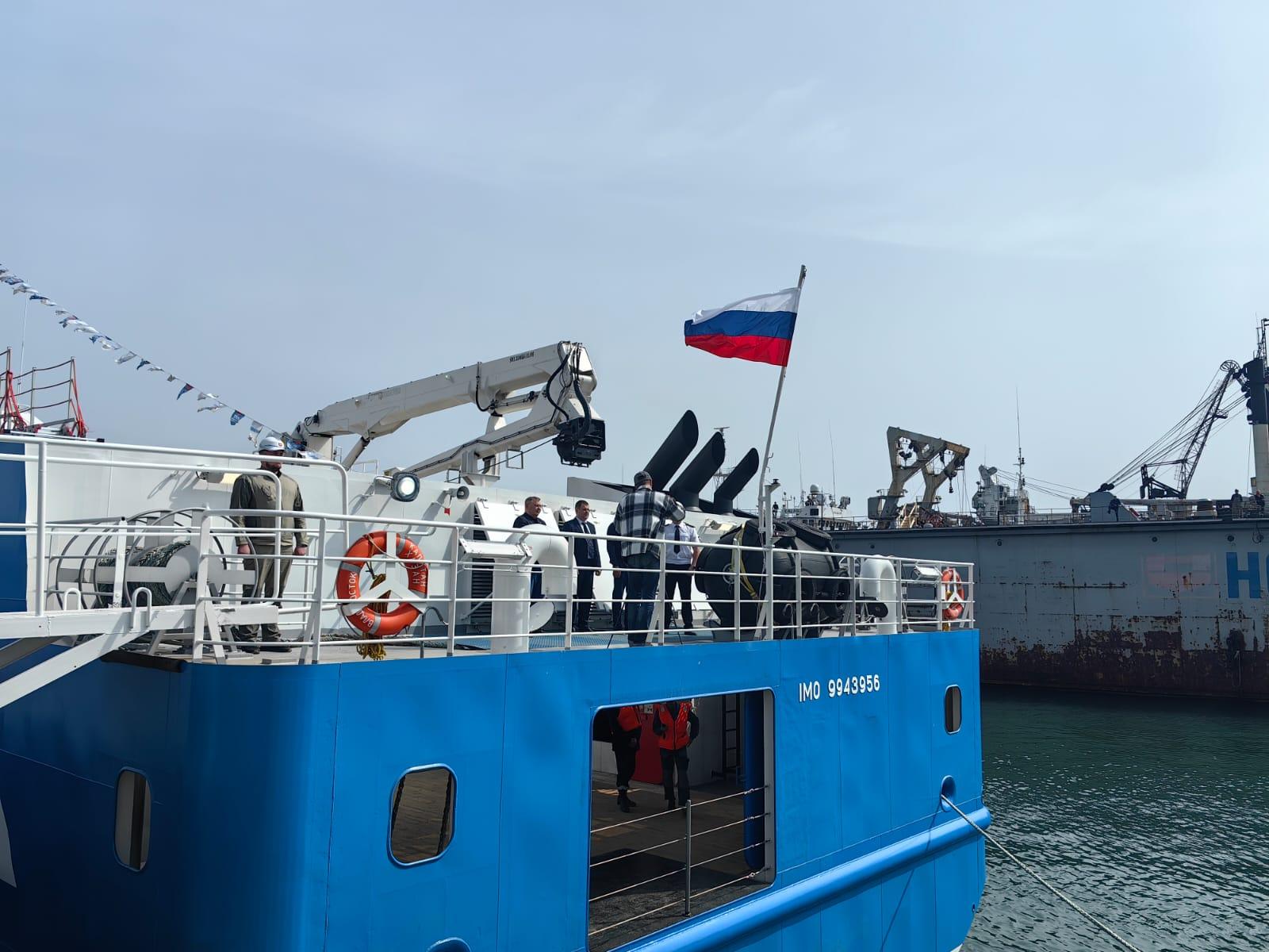 На новом краболове «Капитан Хазан» прошла церемония подъёма флага Российской Федерации
