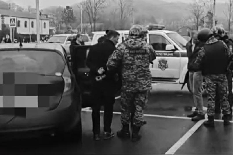 Мужчина во Владивостоке достал автомат возле ТЦ, но не подумал о последствиях