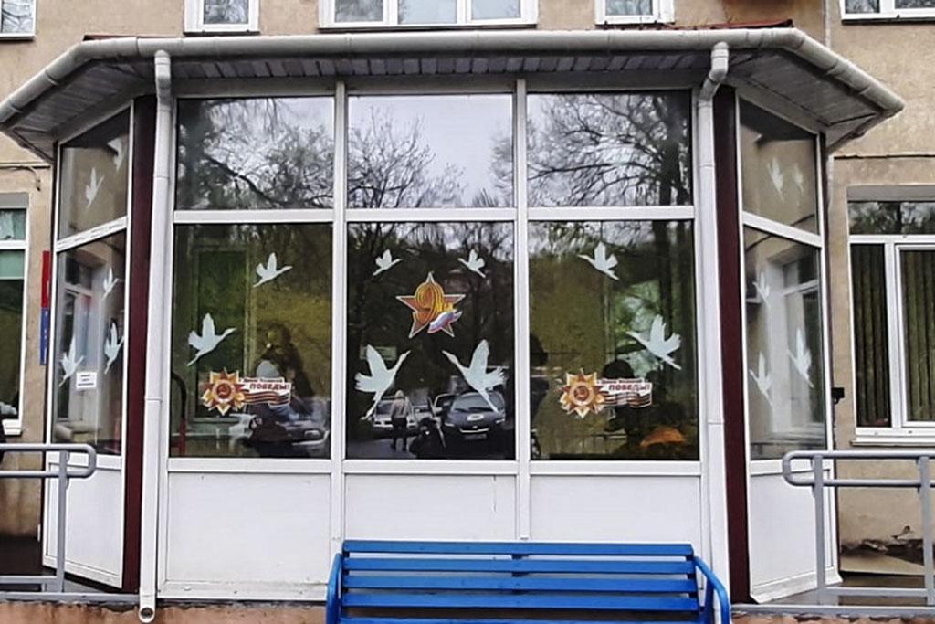 Детские рисунки ко Дню Победы украсили окна Находкинской городской больницы