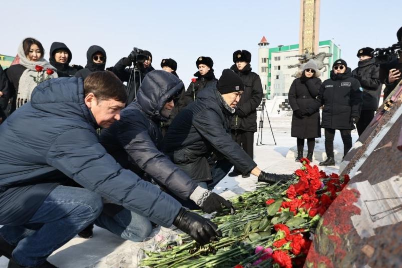 Якутяне несут цветы к мемориалу памяти жертв теракта в Подмосковье