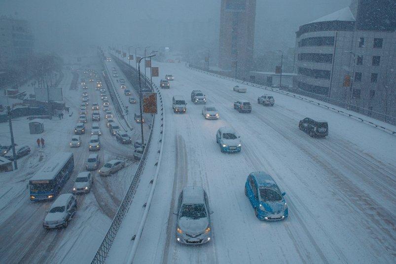 Заметает мощно: усиленный снегопад обрушился на Владивосток в эти минуты