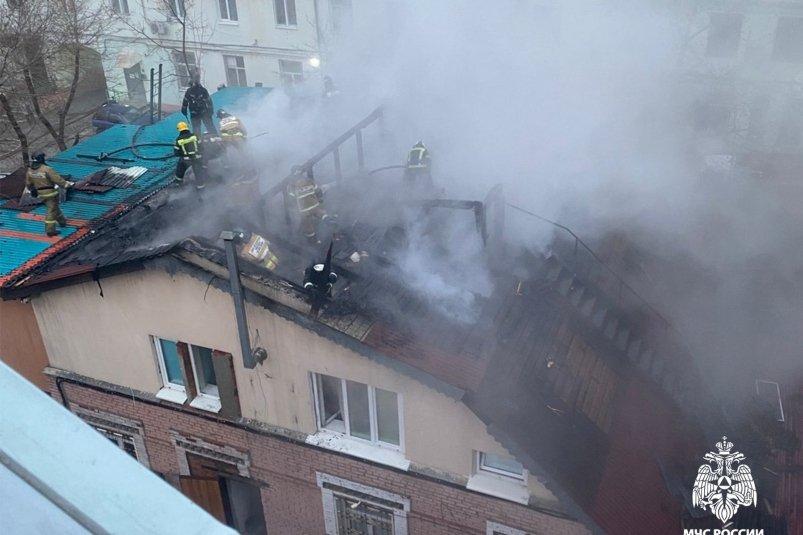 Во Владивостоке рано утром пожар уничтожил крышу и часть второго этажа гостиницы