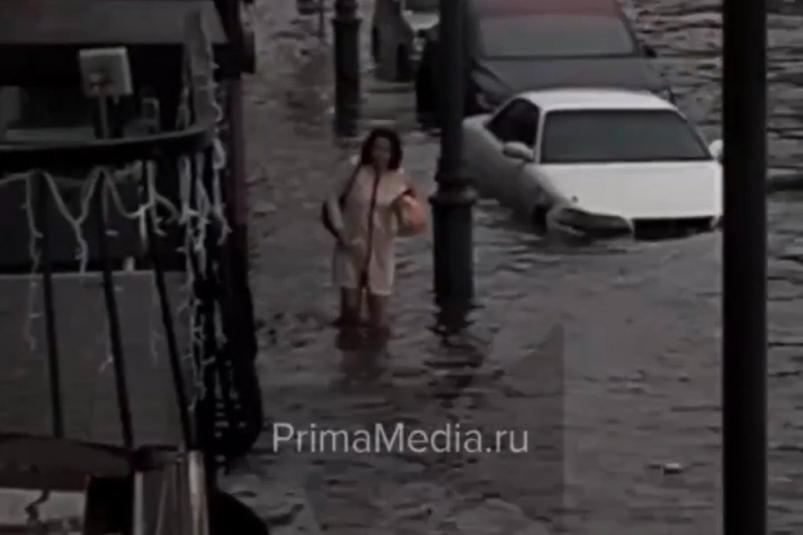 Все в воде: появились новые видео затопленных улиц Владивостока