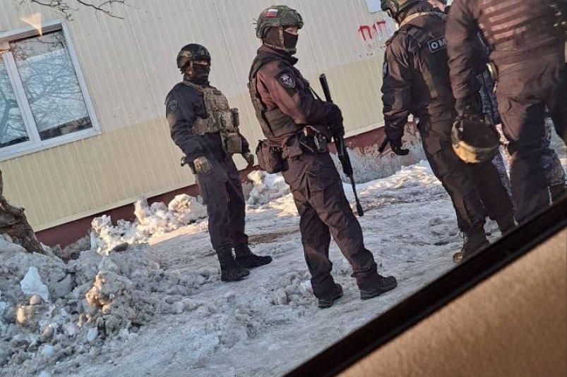 Силовики оцепили дом в столице Камчатки,где мужчина удерживает заложницу (ВИДЕО)
