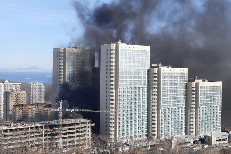 Пожарные ликвидировали возгорание битума на стройке во Владивостоке