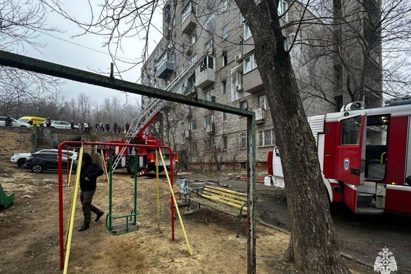 Женщину с годовалым малышом спасли на пожаре во Владивостоке