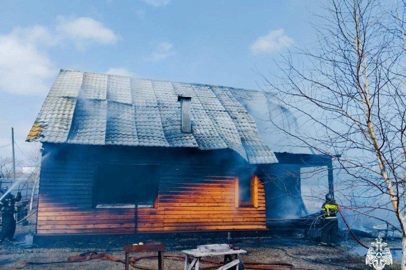 Огнеборцы МЧС потушили пожар в частном доме в Уссурийске