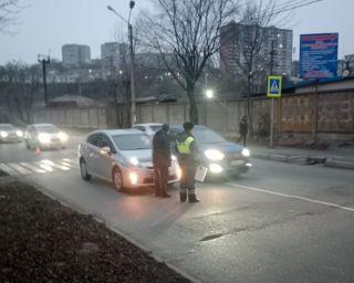 В Находке Госавтоинспекция проводит проверку по факту ДТП с участием пешехода на улице Постышева.