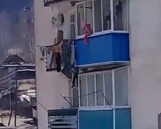 В Приморье двое детей чуть было не упали с балкона.