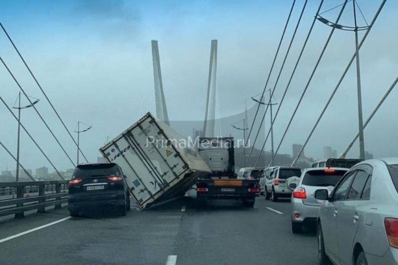 Жесткое ДТП сейчас блокирует движение на Золотом мосту во Владивостоке