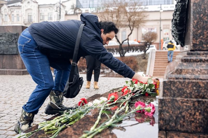 Горожане несут цветы к стеле в центре Владивостока в память о жертвах теракта в 
