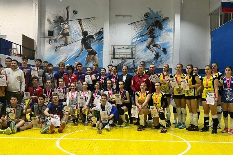 Руководитель приморского СКР наградил участников юношеского первенства по волейболу