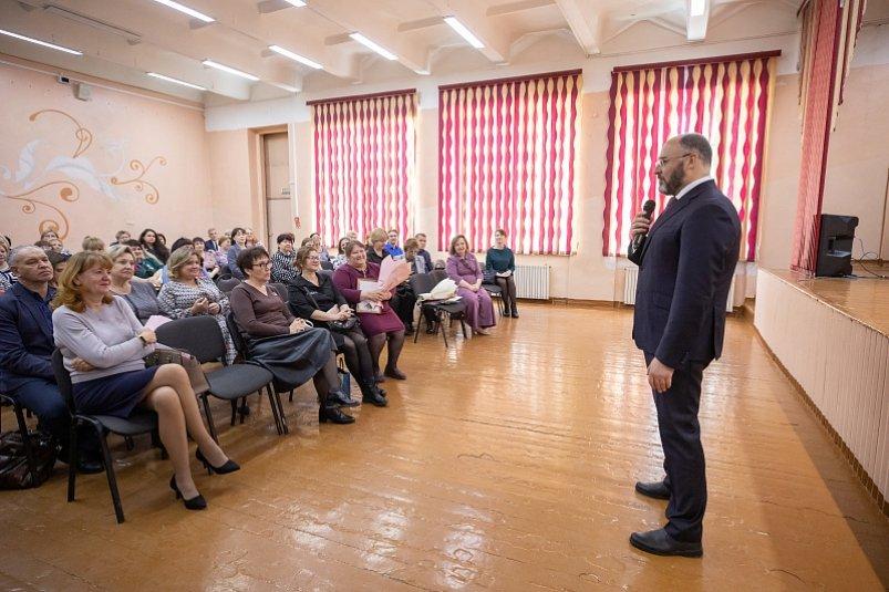 Развитие образования во Владивостоке обсудил мэр города и директора школ