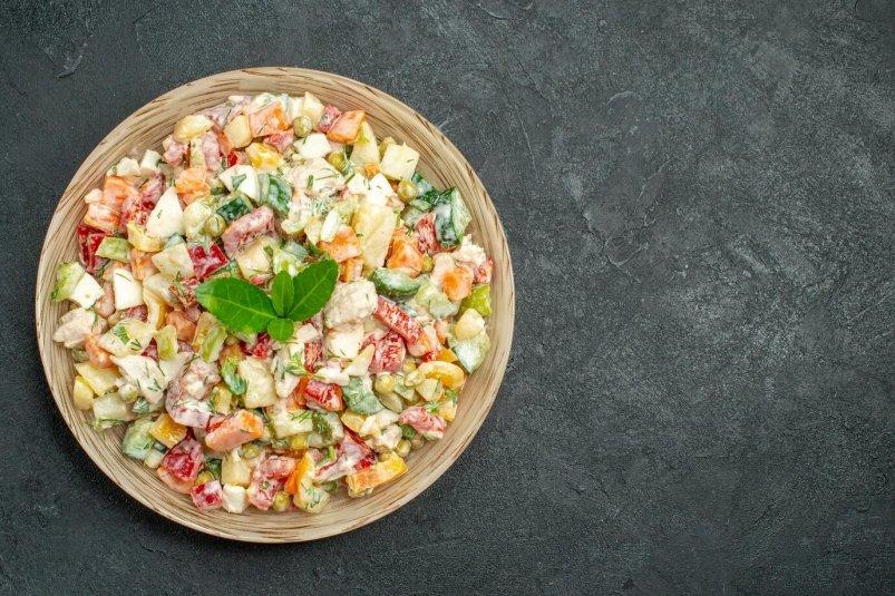 Этот салат съедают самым первым: вкусный и быстрый рецепт на всю семью
