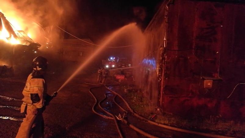 Трещит затопленная печь: пожарные ликвидировали возгорание дома в Дальнегорске