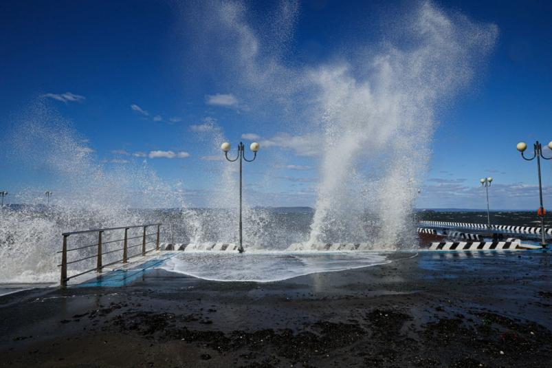 Страшно красиво: ураганный ветер у морских берегов Владивостока
