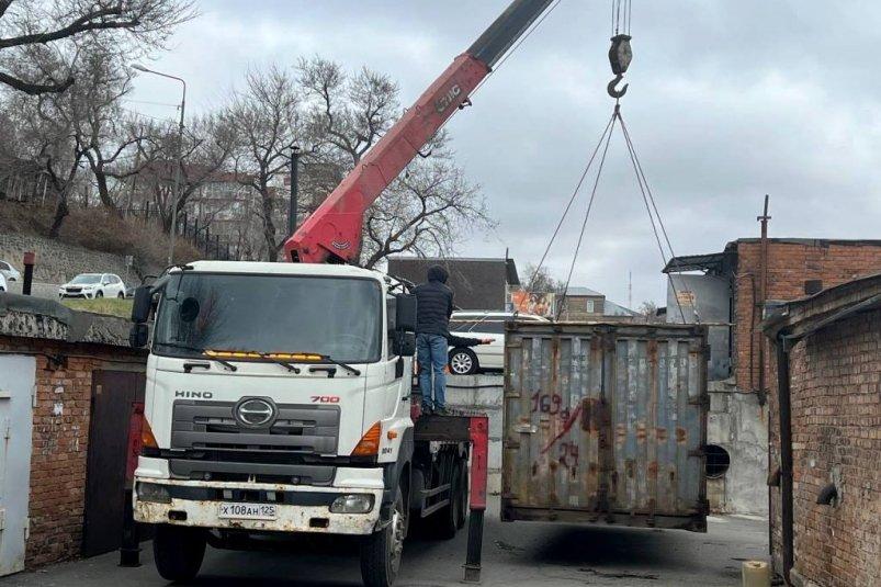 Одну из улиц Владивостока очищают от незаконных построек 