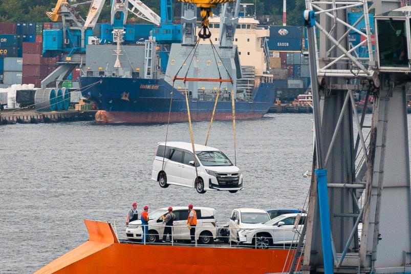 Во Владивосток из Японии начали возить автомобили 
