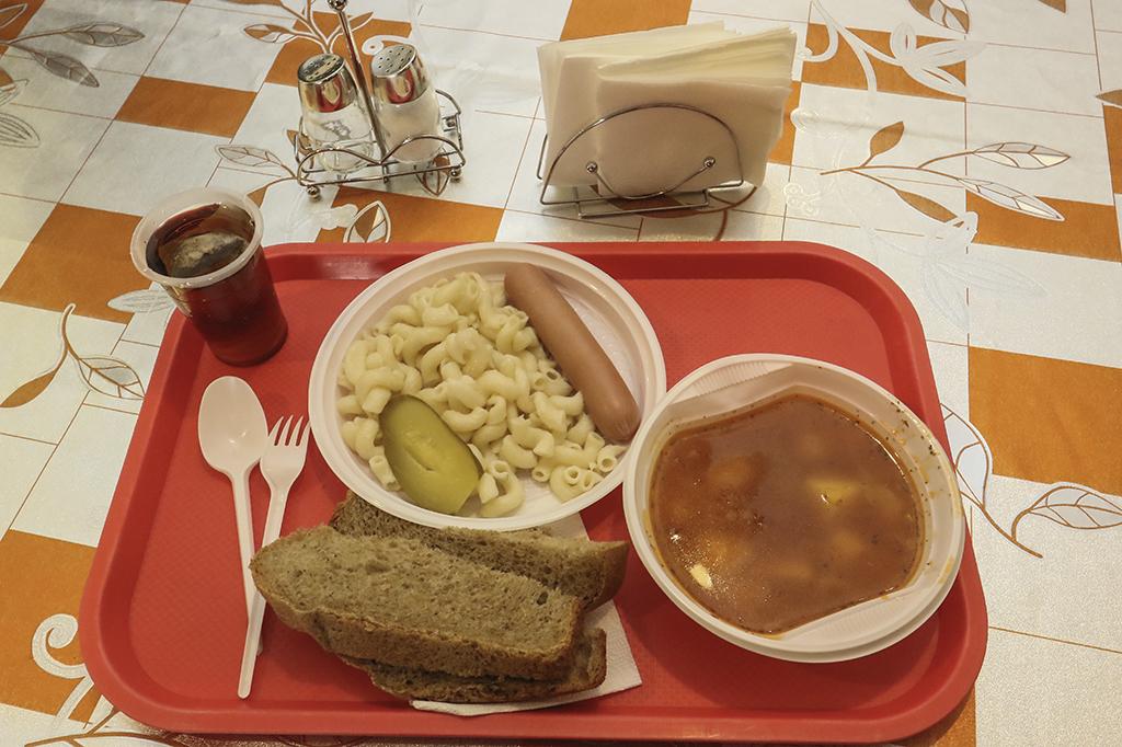 юра обедает в столовой на обед