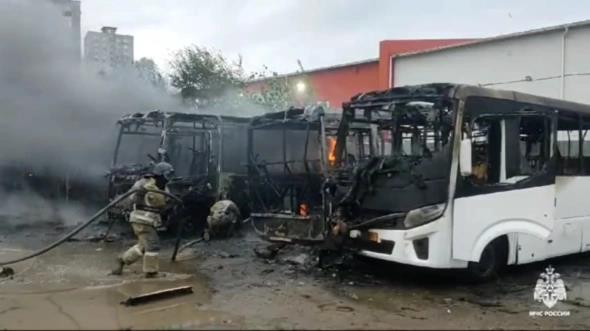 Во Владивостоке сгорело 8 пассажирских автобусов